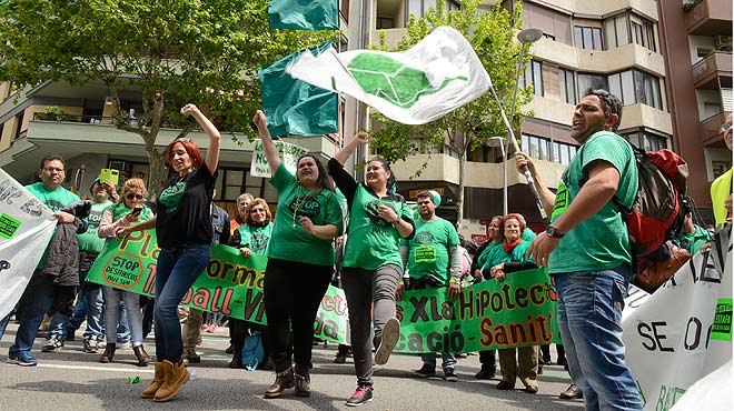 La PAH s'ha manifestat des de plaça de Catalunya fins a la seu del PP a Barcelona en un acte a favor de la llei contra la pobresa energètica.