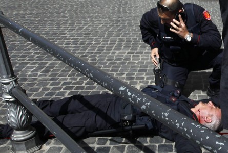 1367145477365 - Heridos dos 'carabinieri' en un tiroteo ante la sede del Gobierno italiano