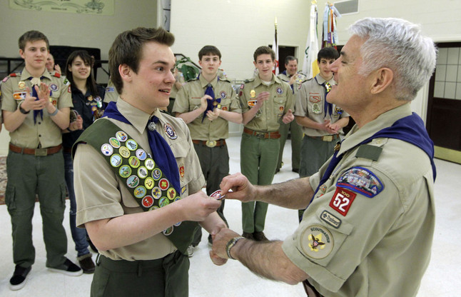 El joven Pascal Tessier, abiertamente homosexual, recibe la insignia 'Águila' de manos de un veterano miembro de los Boy Scouts, el lunes en Chevy Chase (Maryland).