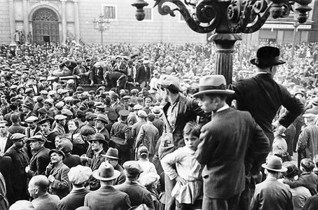 LLEGA LA REPBLICA. La multitud se agolpa en la barcelonesa plaza de Sant Jaume, el 14 de abril de 1931.