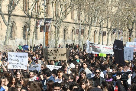 Participants en la manifestació, a la plaça de la Universitat de Barcelona.