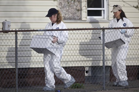 Agentes del FBI salen de la casa de Ariel Castro con cajas con pruebas, el miércoles en Cleveland.