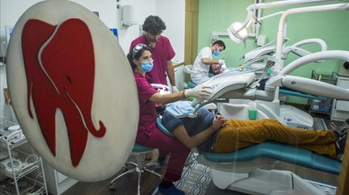 Cristian durante la visita odontológica de la oenegé Dentistas sobre Ruedas, ayer en Barcelona.