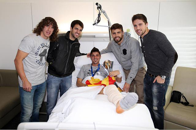 Puyol, Cesc, Piqué y Fontás le llevan la copa del Mundial de Clubs a David Villa. TWITTER OFICIAL DE CESC FÁBREGAS (cesc4official)