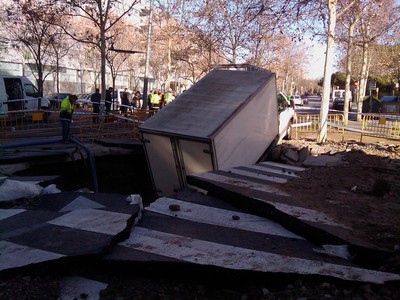 La furgoneta que se ha visto engullida en el socavón, este miércoles, en Sabadell. 