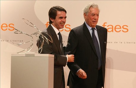 José María Aznar (izquierda), junto a Mario Vargas Llosa, el pasado día 24, durante el acto de entrega al escritor del Premio FAES a la Libertad, en Madrid.