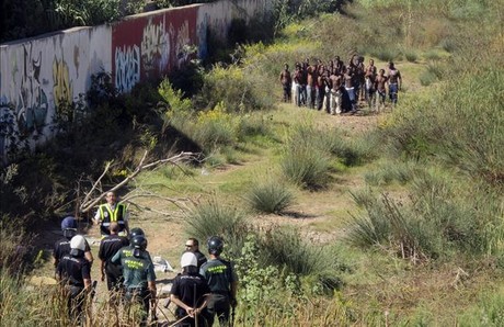 Inmigrantes ante la valla de Melilla, el pasado octubre.