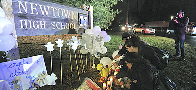 Velas en memoria de las víctimas de la matanza del 13 de diciembre del 2012 en la escuela Sandy Hook de Newtown.