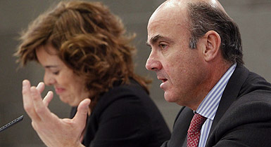 El ministro de Economía, Luis de Guindos, y la vicepresidenta Soraya Sáenz de Santamaría. EFE