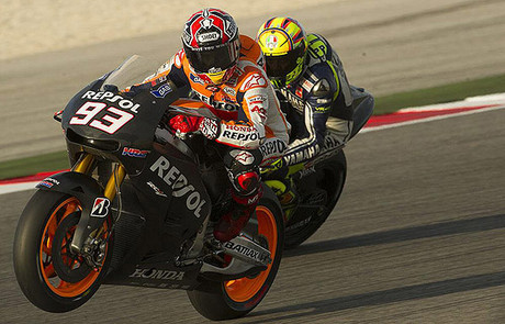 Márquez rueda por delante de Rossi durante los ensayos del pasado lunes en Misano.
