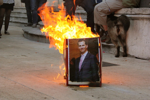 Retrat del príncep Felip cremant-se en la protesta de Tarragona, aquest dilluns.