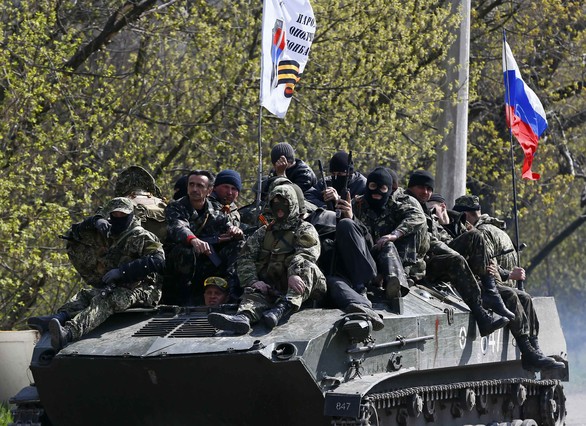 Hombres armados con el símbolo negro y naranja característicos de las tropas prorrusas, a bordo de un tanque con la bandera rusa, este miércoles en Slaviansk.