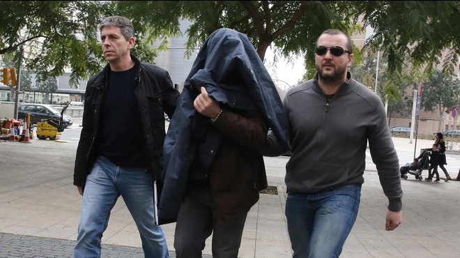 Joaquim Benítez entra en la Ciutat de la Justícia de BCN custodiado por dos mossos.