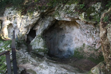 La cueva de Mollet del Parque de las Cuevas Prehistóricas de Serinyà donde se encontró hace 40 años el molar del niño neandertal.