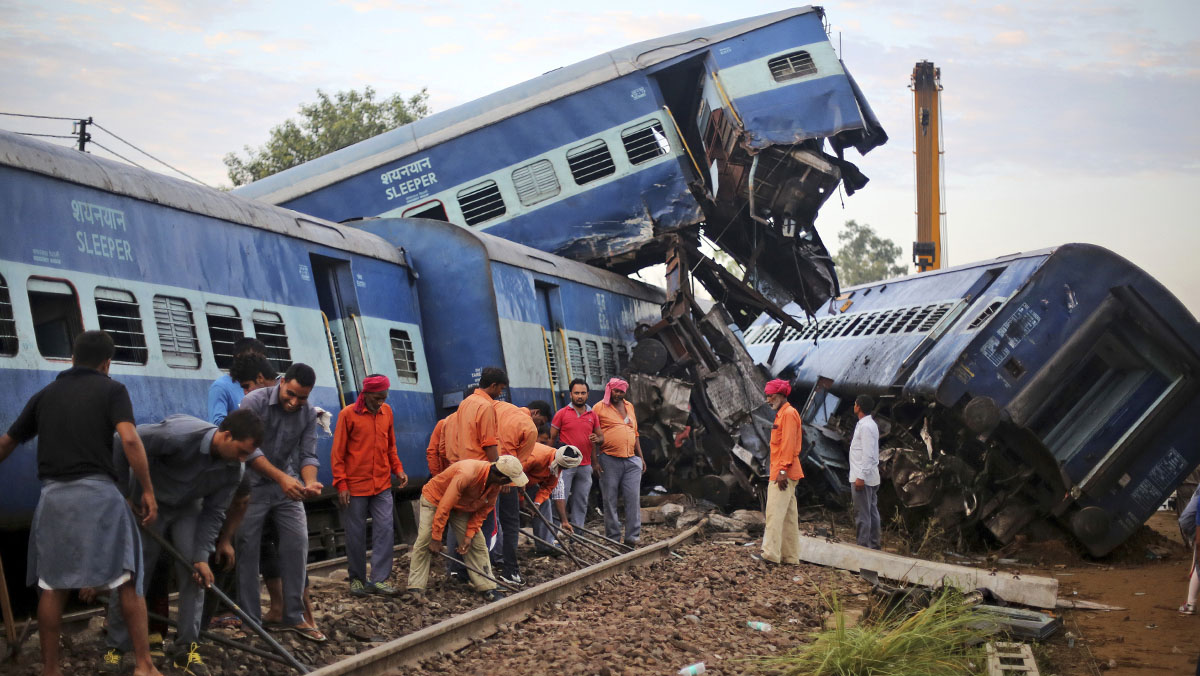 Las autoridades indias elevan a 123 los heridos en el accidente de tren