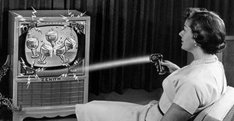 Una mujer&#160;en 1955 muestra un 'flash-matic', el primer mando a distancia.