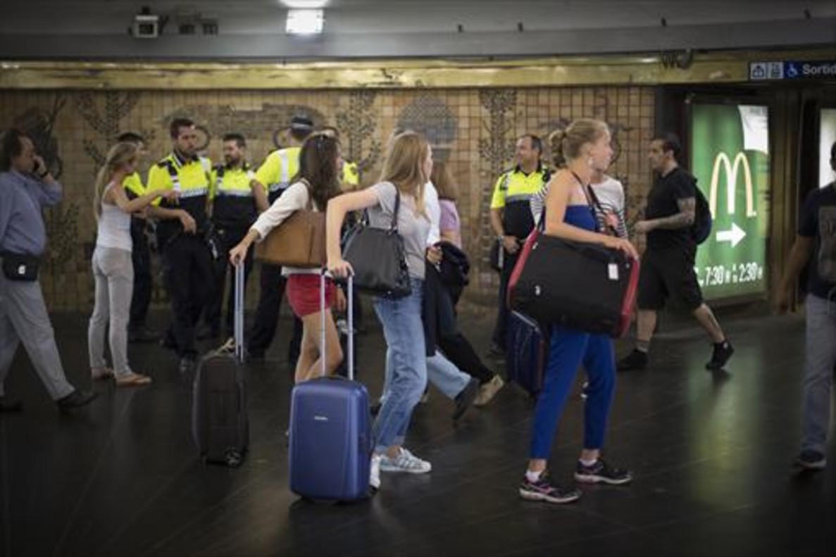 Una pasajera del metro de Barcelona encuentra y devuelve una bolsa con 8.500 euros