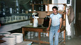 Fotografía antigua de Óscar Sánchez en una fábrica de cerámica.