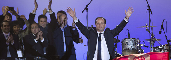Hollande celebra la victòria a la plaça de la Bastilla, diumenge a la nit. EFE