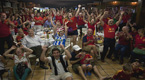 Hinchas espaoles animan a la seleccin desde la Casa de Espaa de Ro de Janeiro, durante la final de la Eurocopa 2012, este domingo. 