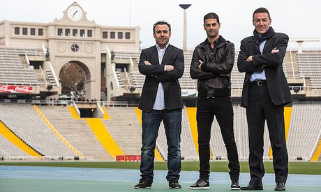 El nou seleccionador català, Gerard López, flanquejat pels seus ajudants, Sergio González (esquerra) i Xavi Aguado, a l'Estadi Olímpic de Montjuïc.