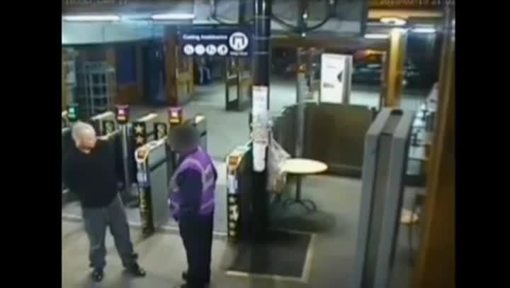 Vídeo en que se ve como un individuo arroja a las vías del tren a una revisora en una estación en Manchester.