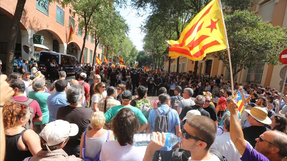 Manifestaciones ante la comandancia de la Guardia Civil en Barcelona. / DANNY CAMINAL