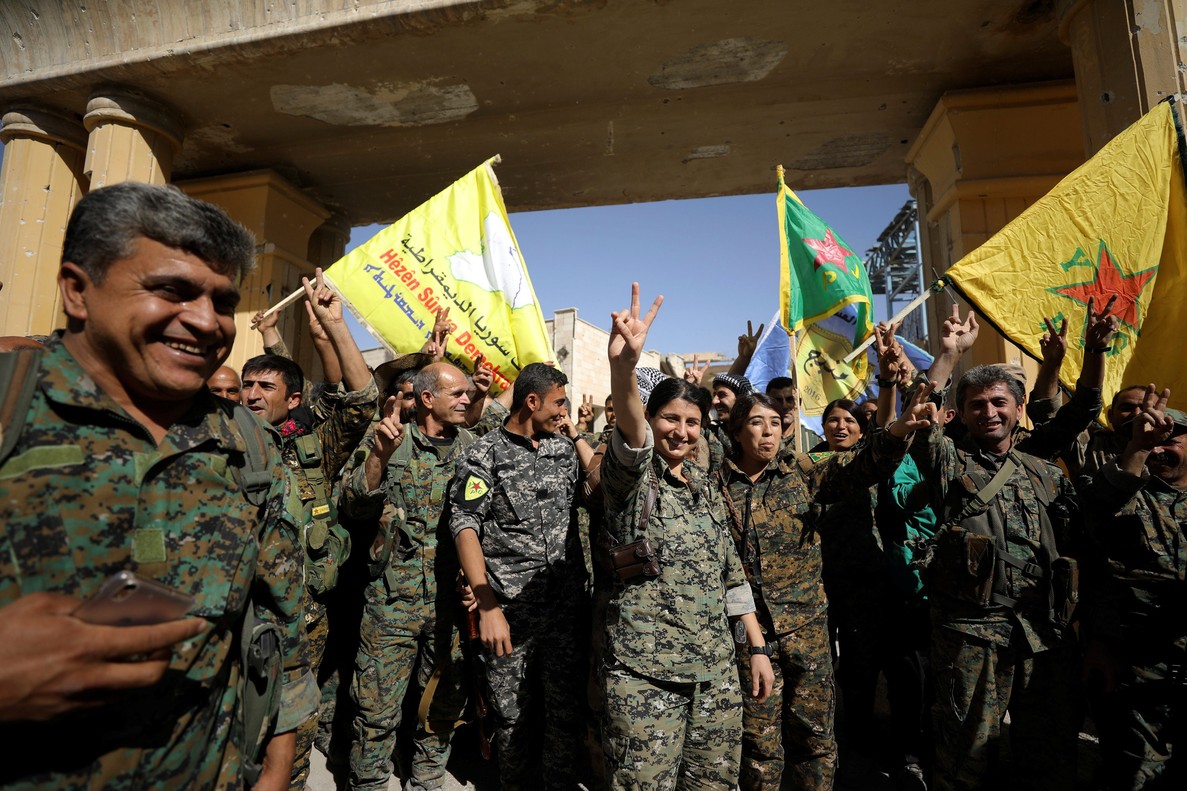 Miembros de las milicias sirias celebrando la reconquista de la ciudad de Raqqa