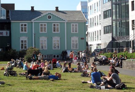 Jóvenes en la plaza del Parlamento de Reikiavik, la semana pasada.