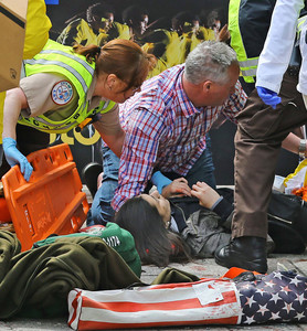 Servicios médicos ayudan a los heridos en la Maratón de Boston.