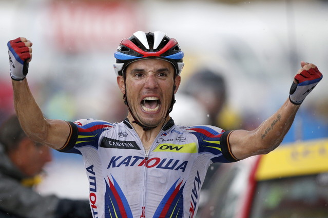 El ciclista catalán Joaquim Rodríguez, del equipo Katusha, celebra su segunda victoria en el Tour de Francia 2015, en la cima del Plateau de Beille.