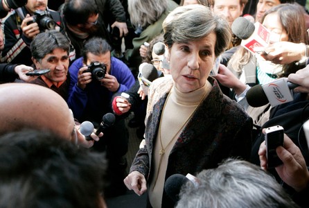 Isabel Allende atiende a los medios tras conocer el informe forensa que confirma que su padre, Salvador Allende, se suicidó, el martes, en Santiago. 