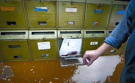 Bústies de correu al carrer de Guifré, al Raval, on hi ha hagut falsificacions de factures de serveis.
