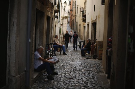 Un hombre lee un diario en el barrio de Alfama, en Lisboa, el miércoles.