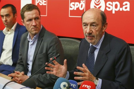 Rubalcaba, en una reunión con otros dirigentes socialistas europeos, ayer en Bruselas.  
