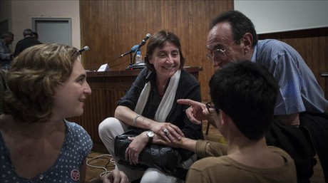 González, en la primera sesión del Parlament Ciutadà, junto a Ada Colau, en octubre.