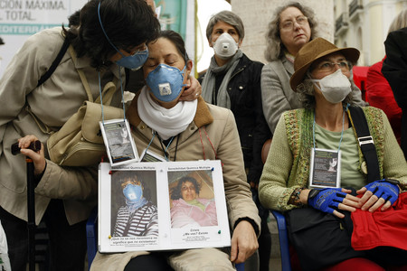 Enfermos del síndrome químico múltiple, durante una concentración en Madrid, el pasado mayo. 