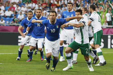 Cassano, en primer terme, s'escapa del marcatge dels jugadors irlandesos.