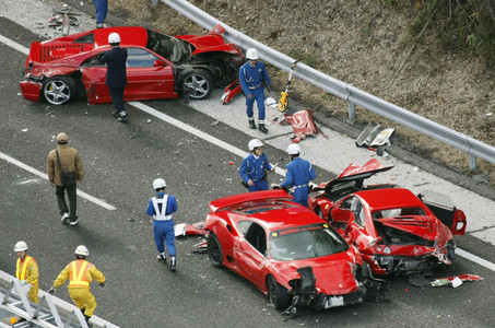 Algunos de los Ferrari implicados en el accidente, el domingo, en la autopista de Chugoku, en Tokio. 