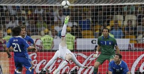 Rooney connecta una xilena davant la mirada de Buffon i el seu&#160;defensa.