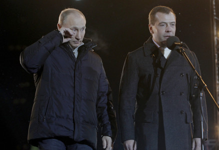 Vladímir Putin, amb el president Dmitri Medvédev, s'eixuga les llàgrimes, durant un acte amb els seus seguidors a les portes del Kremlin, diumenge, després de les eleccions. 