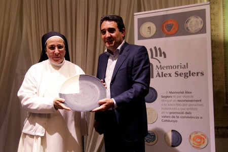 El alcalde de Sabadell, Manuel Bustos, entrega a sor Lucía Caram el galardón correspondiente al primer Memorial Àlex Seglers.