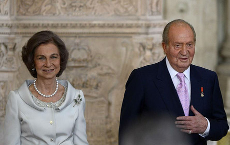 Juan Carlos y Sofa, tras la firma de la ley de abdicacin por parte del Rey, el mircoles en la Zarzuela.