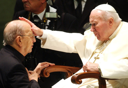 El papa que reconoció la orden de los Legionarios de Cristo, Juan Pablo II, bendice a su fundador, Marcial Maciel en 2004.