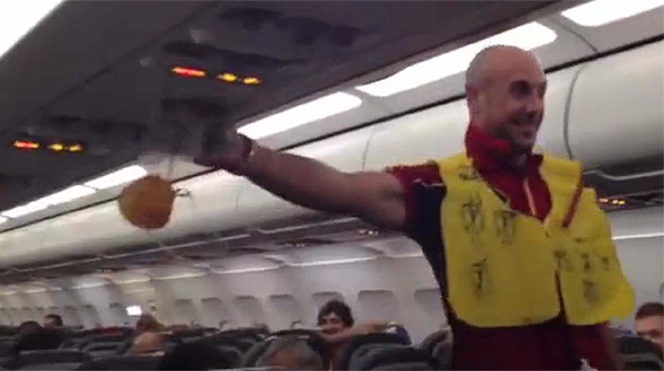 Pepe Reina imita las instrucciones que dan los auxiliares de vuelo en los aviones, tras ganar 'la Roja' la Eurocopa.