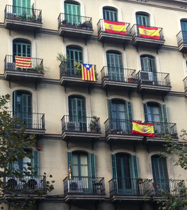 Els balcons d'un edifici del carrer de Comte d'Urgell, a Barcelona.