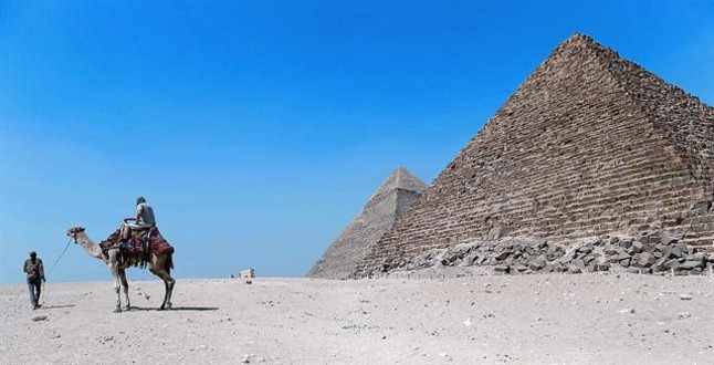 Un turista montado en un camello visita la zona de las pirámides de Gizah.