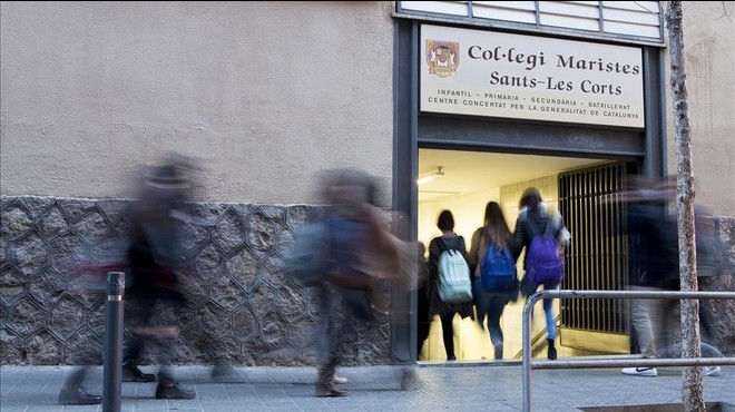 Unos alumnos entran en el colegio de los Maristas de Sants-Les Corts.