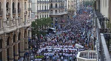 La manifestació, al passar per la Via Laietana. FERRAN NADEU