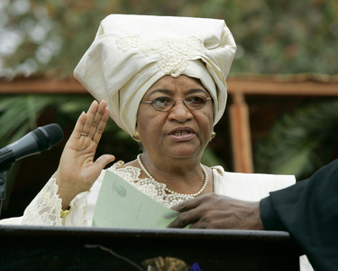 Ellen Johnson-Sirleaf jura el cargo como presidenta de Liberia, en enero del 2006, en Monrovia. 